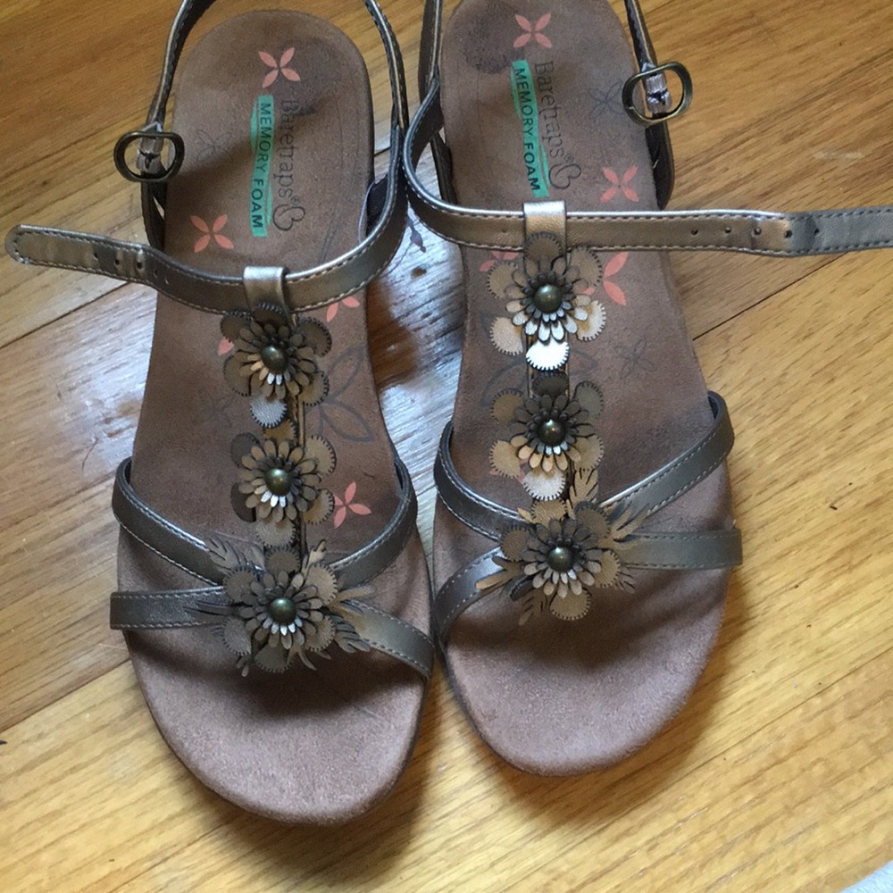 Baretraps memory foam t strap sandals